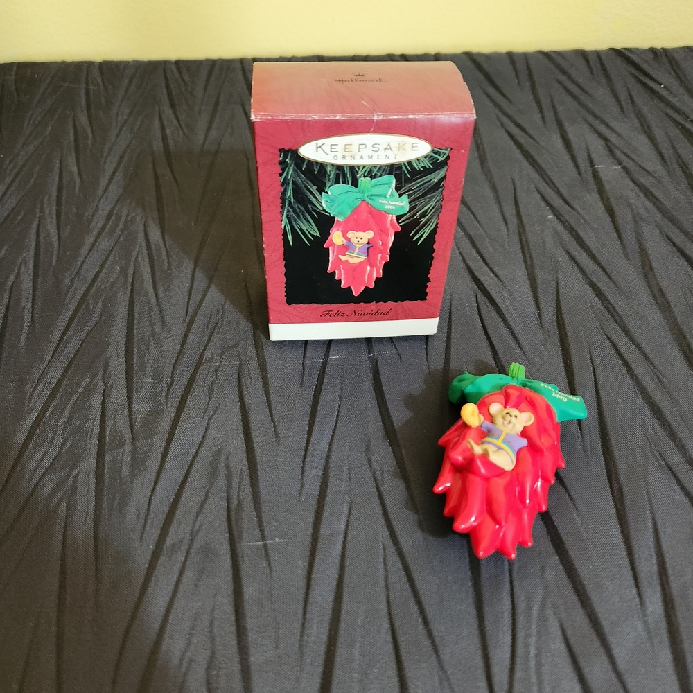 1995 Hallmark Keepsake "Feliz Navidad" Ornament.